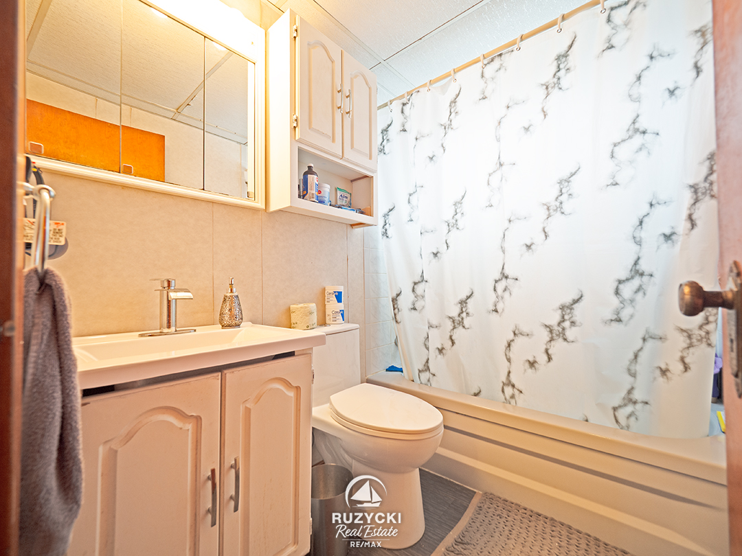11161-churchill-ave-wainfleet_12 4 piece bathroom of 11161 churchill ave wainfleet